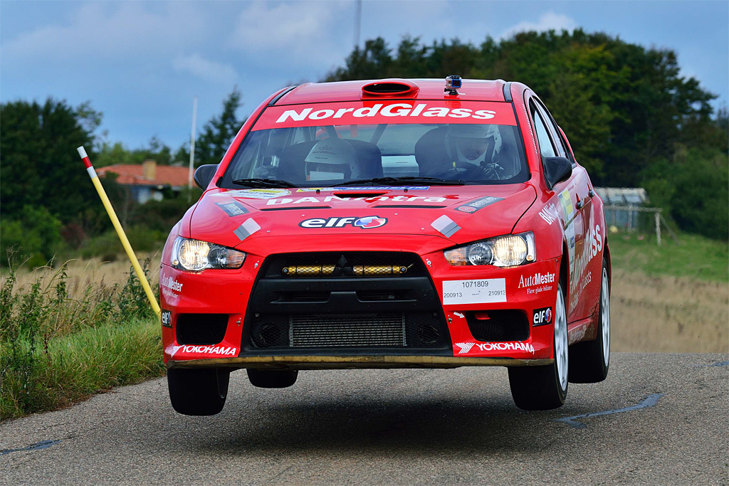 Steen Andersen flyver sin Mitsubishi Lancer Evo X hen over en bakketop, mens Iben Louring i codriversædet læser noterne på de næste sving og bakketoppe. Det var fremragende hastighedsprøver, mener Steen Andersen
(Foto: Michael Eisenberg, Intercom)